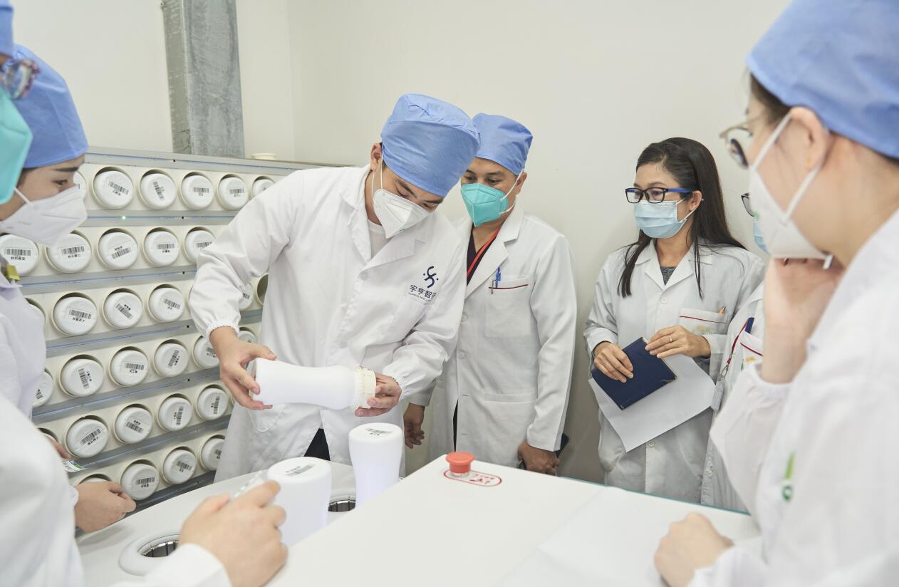 《中国日报》中文网|人工智能援柬代表为考斯玛中柬友谊医院领导讲解发药过程！